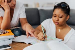 lerares scholier school leren juffrouw docent huiswerk bijles