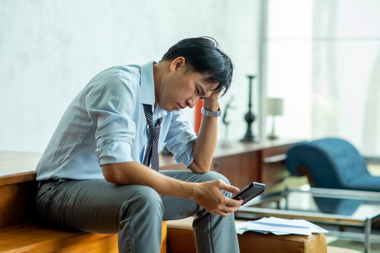 man-depressief-stress-zakenman-business-telefoon