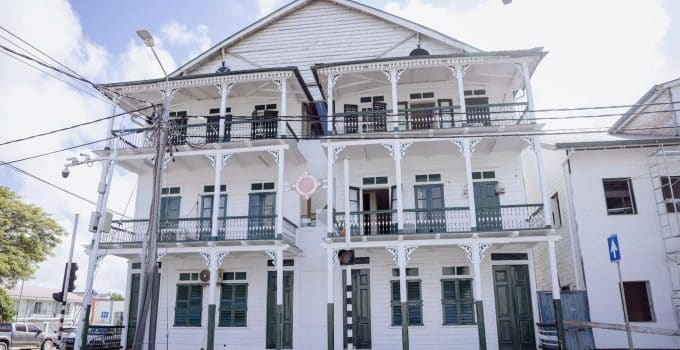 Restauratie monumentaal gebouw hoofdkwartier Militaire Politie in Paramaribo begonnen