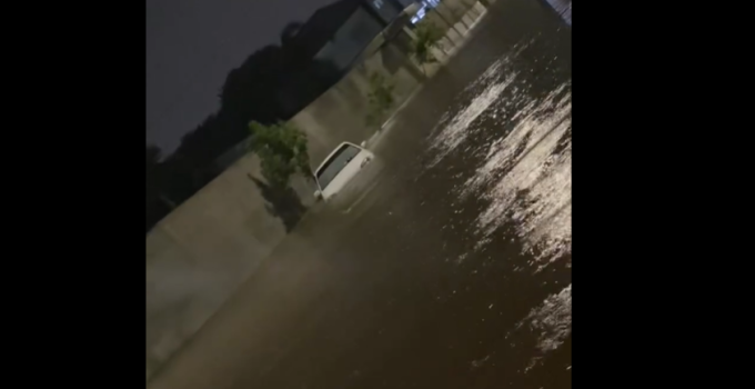 Bekende entrepreneur rijdt al biddend door de onder water gelopen straten in Paramaribo