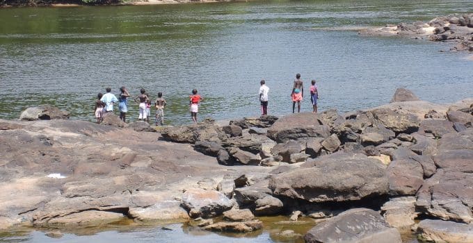 suriname amazone binnenland regenwoud natuur rivier kinderen