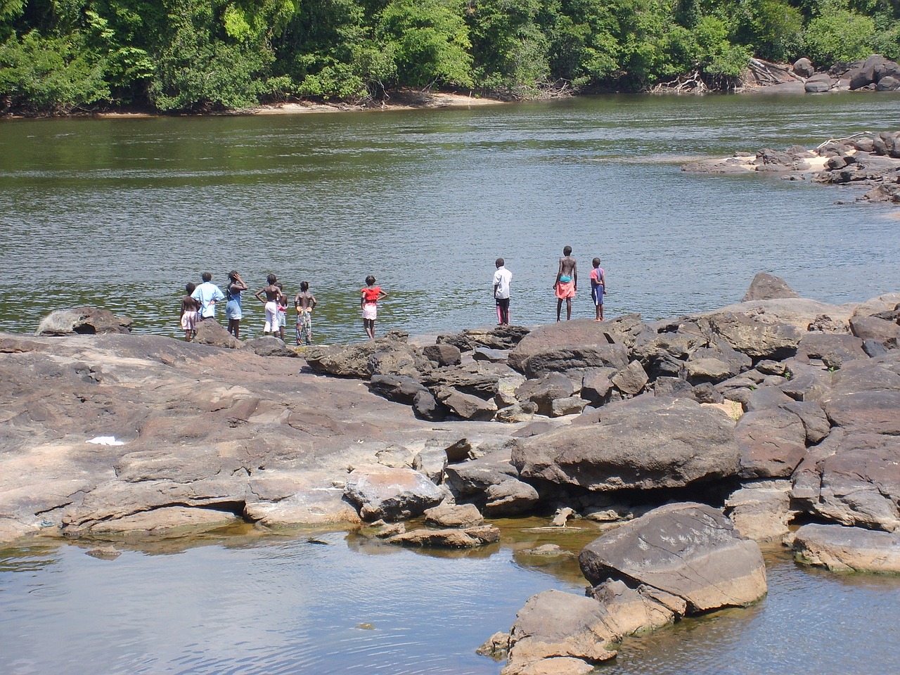 suriname amazone binnenland regenwoud natuur rivier kinderen