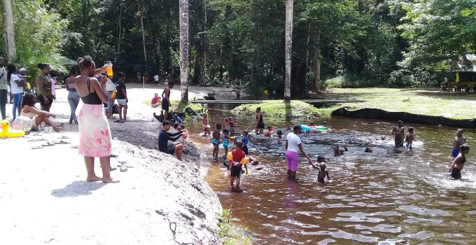 Donker Surinaams recreatiewater als ‘afstotelijk’ bestempeld door Antilliaanse toerist