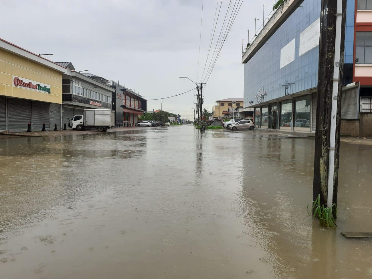 suriname regenval paramaribo overstroming straat onderwater 1