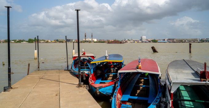 suriname rivier paramaribo meerzorg commewijne korjaal boot