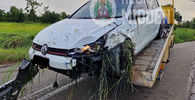 Auto belandt in goot na botsing met elektriciteitsmast