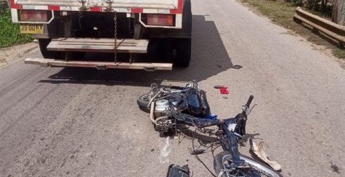 Botsing tussen bromfietser en truck op Tout Lui Fautkanaalweg