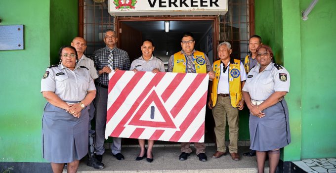 Lions doneert verkeersvlaggen aan KPS