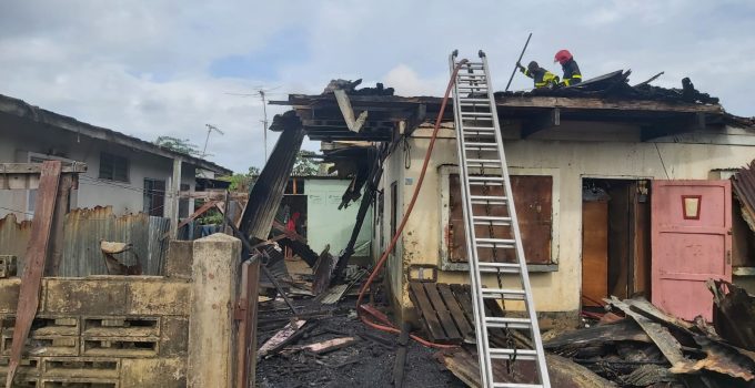 28 personen dakloos na felle brand Kibritikiestraat, geen gewonden