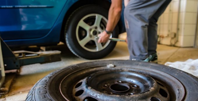 Schade aan auto door diepe kuilen in wegdek moet vergoed worden door Surinaamse overheid