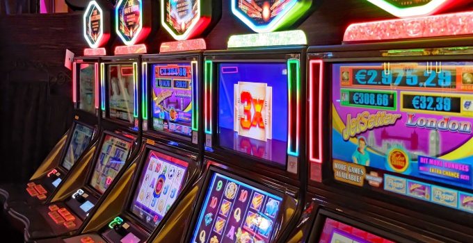 Nederlands echtpaar twijfelt aan eerlijkheid van gokmachines in Surinaamse casino’s