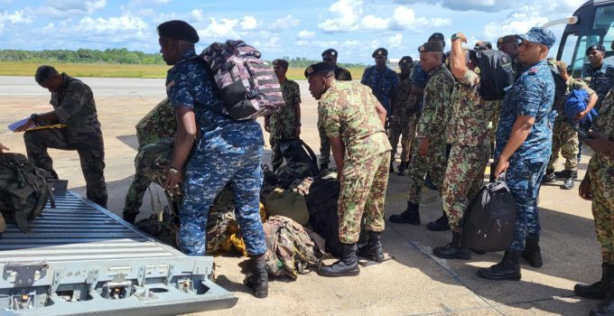 Surinaamse militairen vertrekken voor Bastille Day ceremonie naar Frans-Guyana