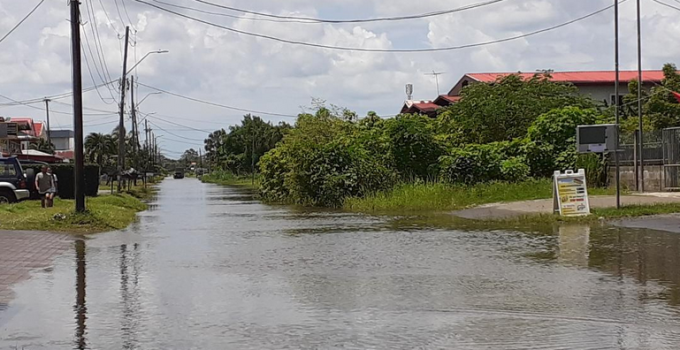 Chinese ondernemer uit Maretraite 5 smeekt minister Nurmohamed om hulp bij wateroverlast