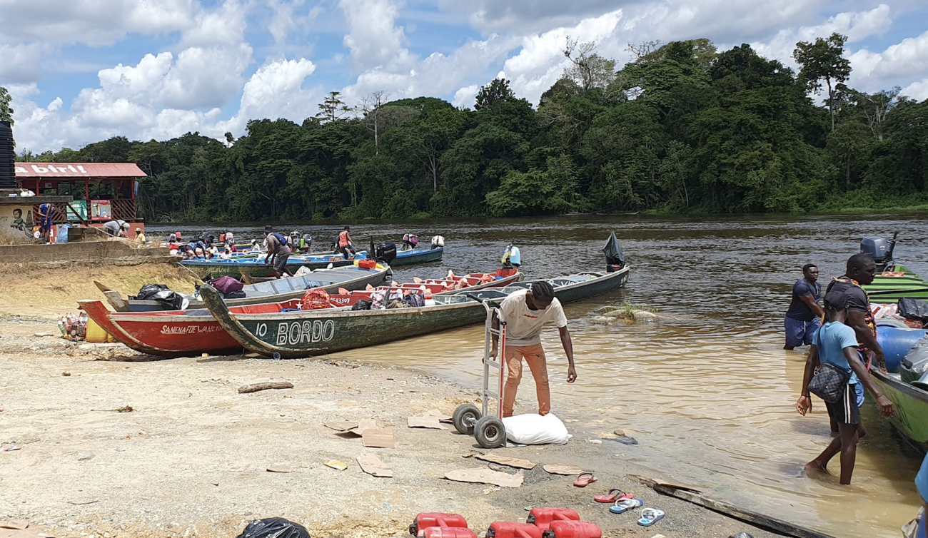 binnenland atjoni suriname korjaal foto hans tenk