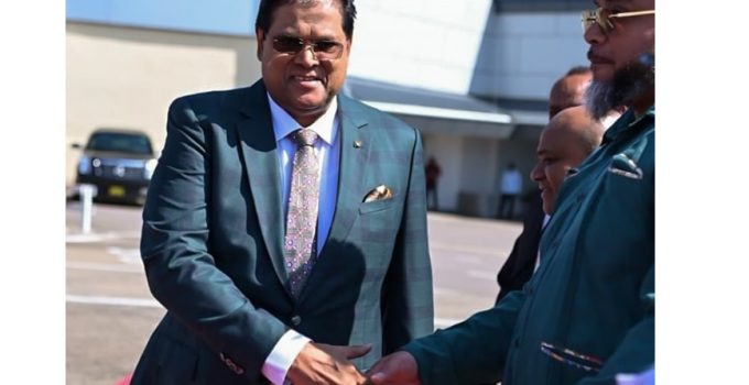 President Santokhi vertrekt naar Grenada voor CARICOM Staatshoofdenvergadering