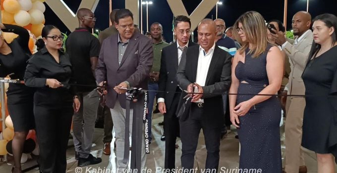 Chandrikapersad Santokhi doet officiële opening International Mall of Suriname