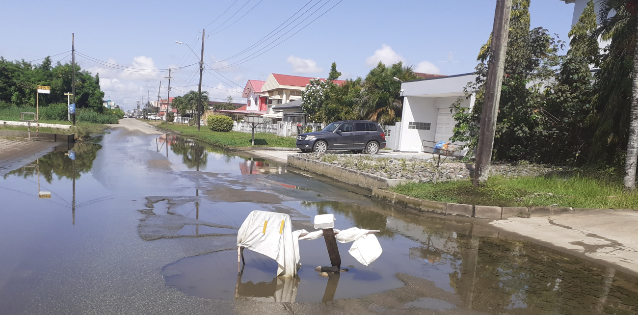 gat straat weg onderwater onverstroming asfalt