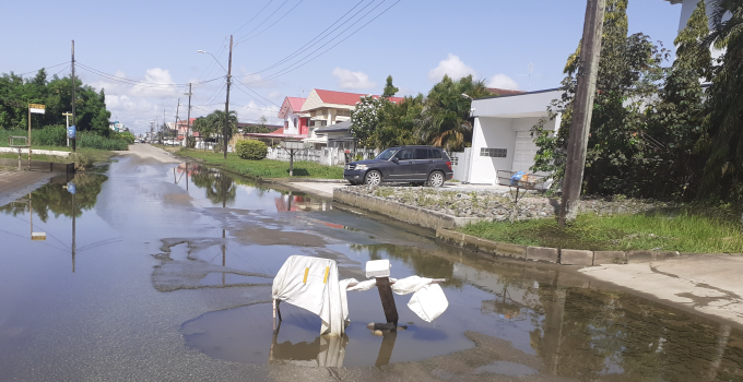 gat straat weg onderwater onverstroming asfalt