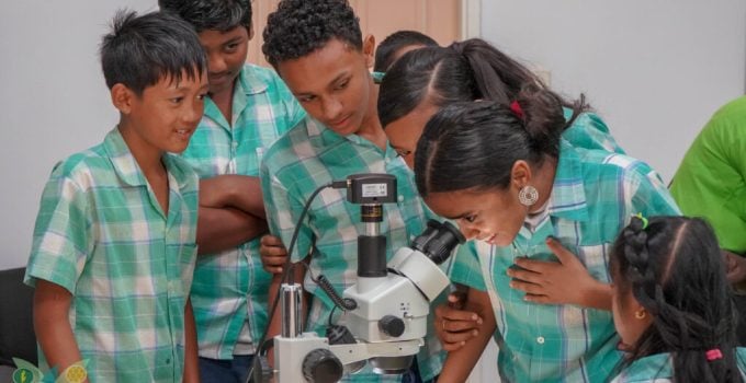 Het speciaal onderwijs Tambharedjo,doorloopt eerste keer een educatieve dagtocht bij ministerie van Landbouw, Veeteelt en Visserij