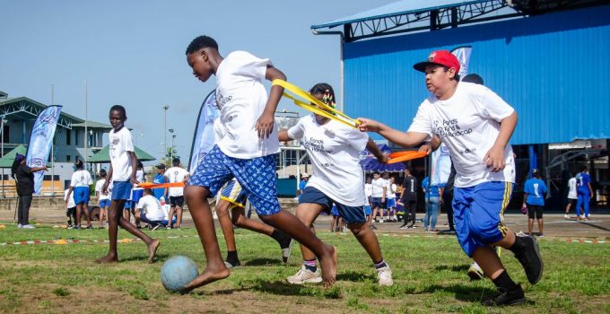 Nederlandse ambassadeur Oostelbos en echtgenote ondersteunen sportdag voor kinderen met een beperking