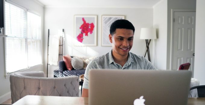 Surinaamse man verlaat baan en verdient jaarsalaris binnen korte tijd na start eigen bedrijf