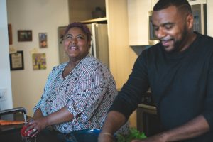 man vrouw stel keuken koken eten