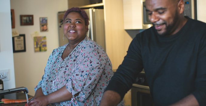 man vrouw stel keuken koken eten