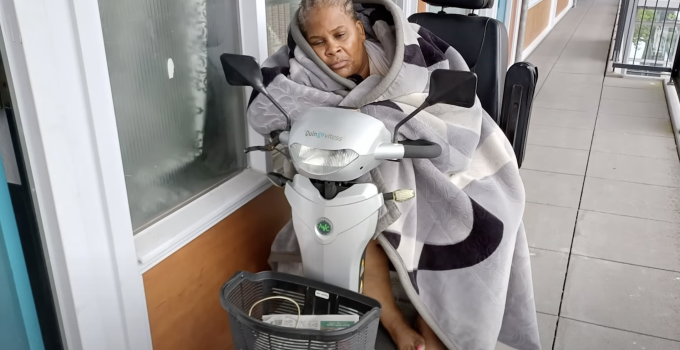 Surinaamse Mavis in Rotterdam heeft last van ontlasting en urine in haar woning: ‘Ik word er gek van’