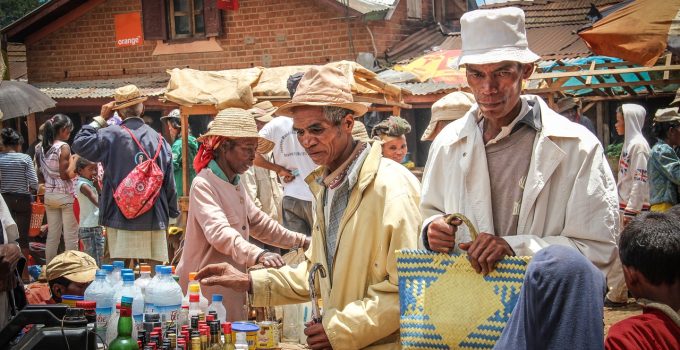 Diepgaande analyse van armoedebestrijding en kansen op de arbeidsmarkt in Suriname.