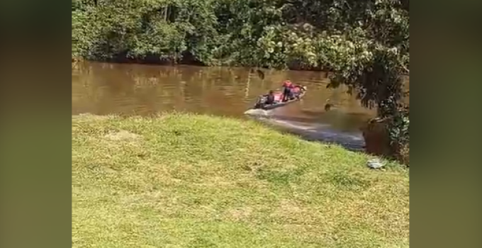 Guyanese militairen gefilmd bij het dorp Coeroeni