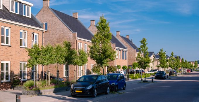 Hypotheek van €2000 en leaseauto’s van €1000 creëren bij Surinamers het beeld van rijke Nederlanders