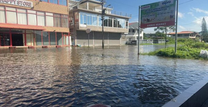 Verwaarloosde riolering medeoorzaak van zware wateroverlast in Paramaribo- Noord, zegt hydroloog