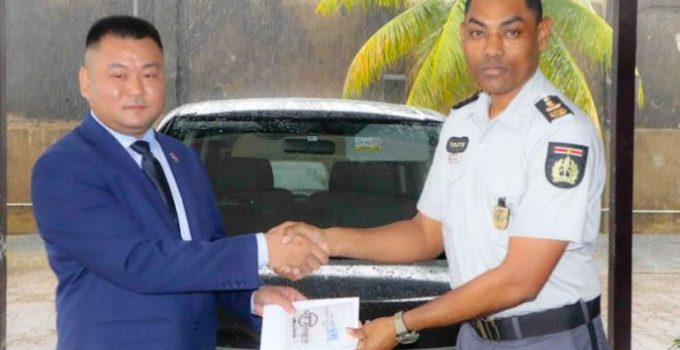 Korps Politie Suriname ontvangt schenking van Wenzhou Association