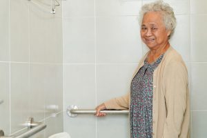 vrouw oud bejaard toilet zorg badkamer