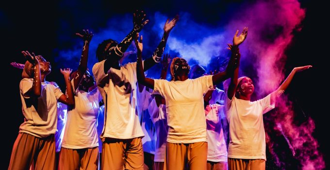 Uitverkochte show: Danstheater ‘Kormantse’ verbindt Suriname en Nederland in viering van Afro-Surinaams erfgoed