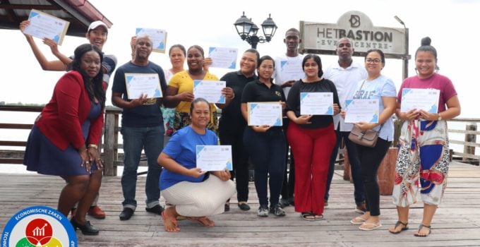 Directoraat ondernemerschap beëindigt training met certificaten voor 11 ondernemers in Commewijne