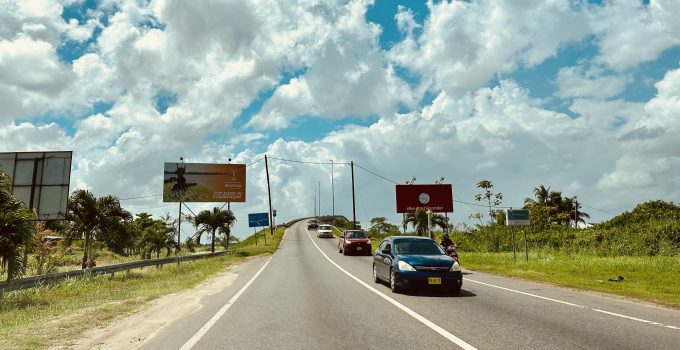 Hoe zwijgen en wegkijken de veiligheid op Surinaamse wegen in gevaar brengt