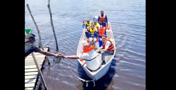 Politie Regio West-Suriname krijgt boot ter bevordering misdaadbestrijding en – preventie