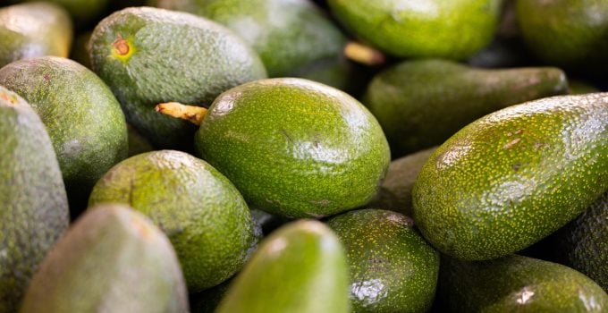 Nederlandse toeristen verbaasd over avocado’s van €15 in supermarkt Paramaribo