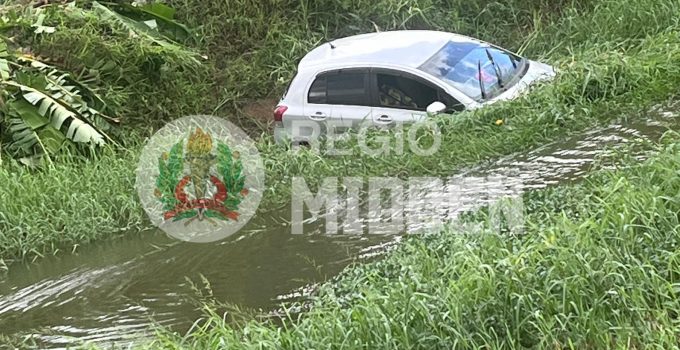 auto in kanaal