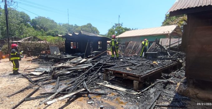 Drie woningen Makambiweg afgebrand, geen gewonden