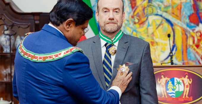 Santokhi eert scheidende Braziliaanse ambassadeur met hoogste onderscheiding