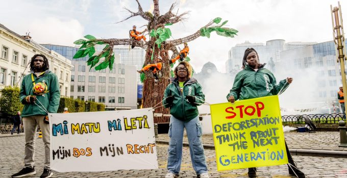 Saamaka Youth Leaders uit Suriname ondersteunen opzet boomsculptuur bij Europees Parlement en roepen op tot natuurbescherming