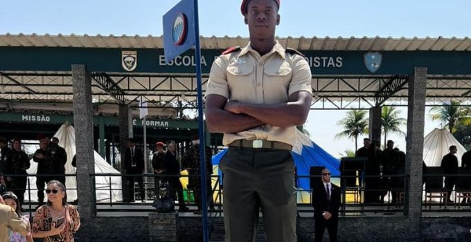 Gregory Renfurm nieuwe Surinaamse parachutist na cursus bij Braziliaans leger