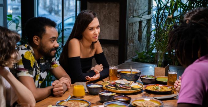 restaurant diner uiteten maaltijd vrienden familie