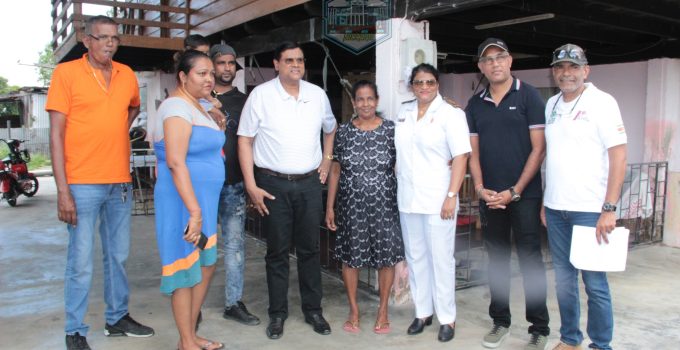 President Santokhi bezoekt AHP – cliënten in Nickerie