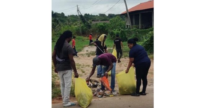 Gezamenlijke actie Man Mit’Man en Boy Scouts Suriname om Zanderij en omgeving schoon te houden