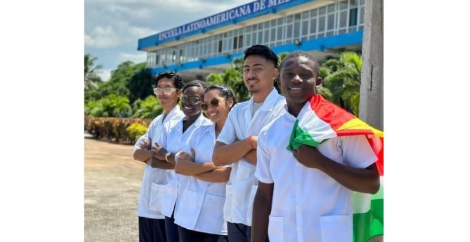 Nieuwe groep Surinaamse beursstudenten start studie aan ELAM in Cuba