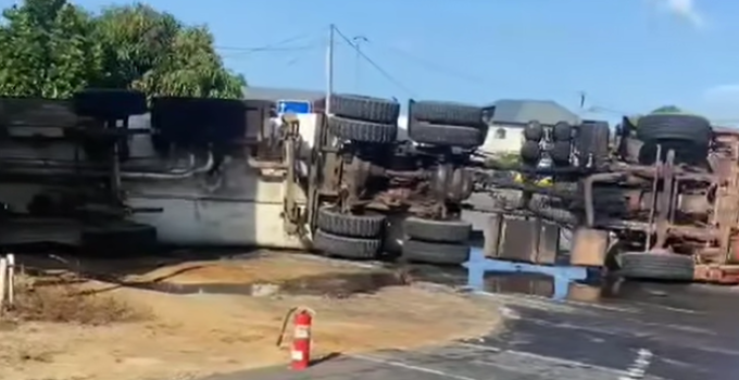 Verkeer gestremd door gekantelde trekker met lading benzine op de Meerzorgweg