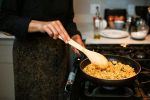 Discussie op Surinaamse sociale media over de rol van koken binnen relaties